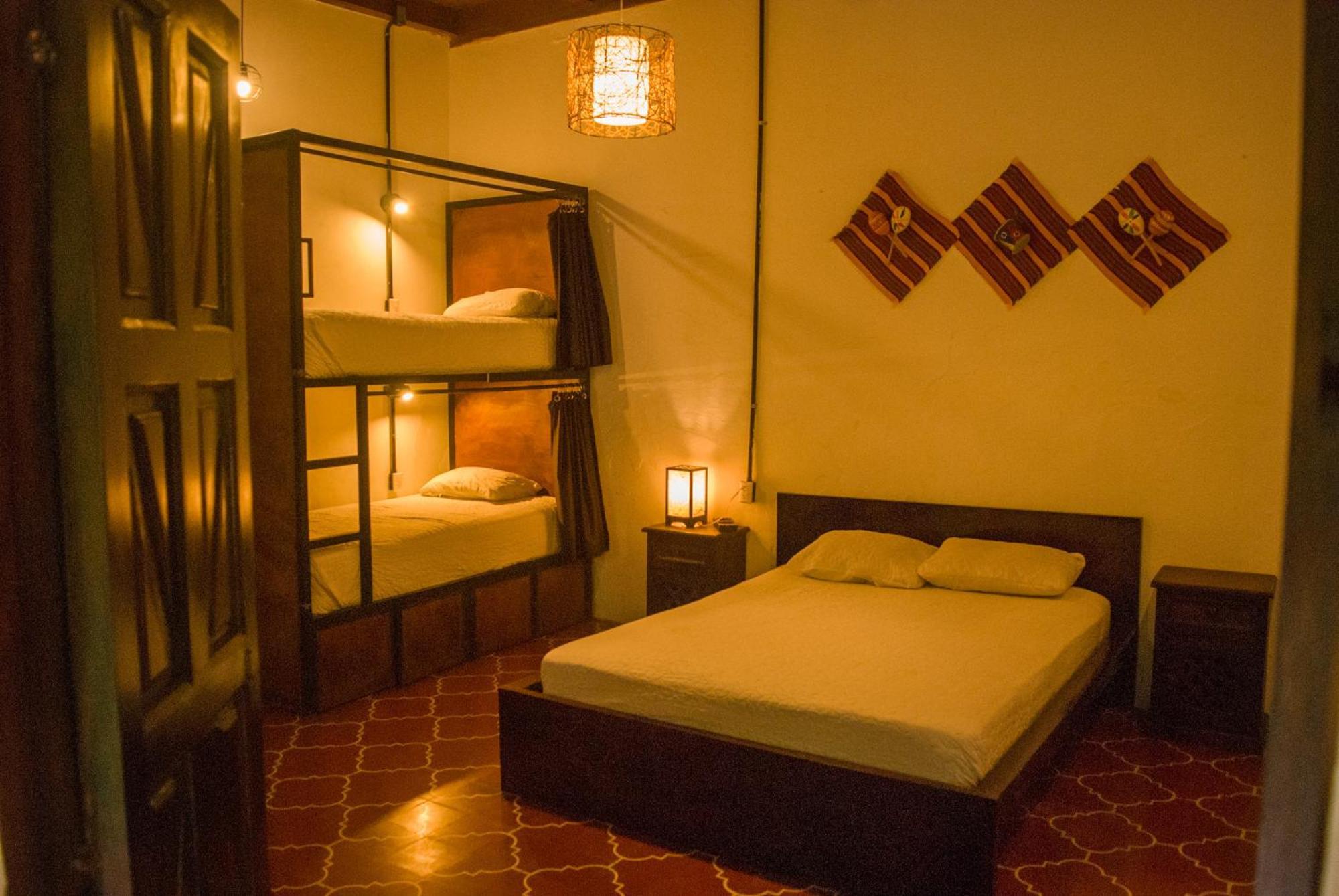 Tzunun Hostel Antigua Exteriör bild