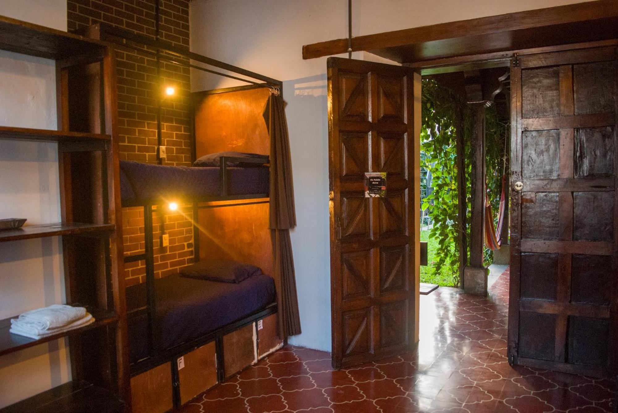 Tzunun Hostel Antigua Exteriör bild